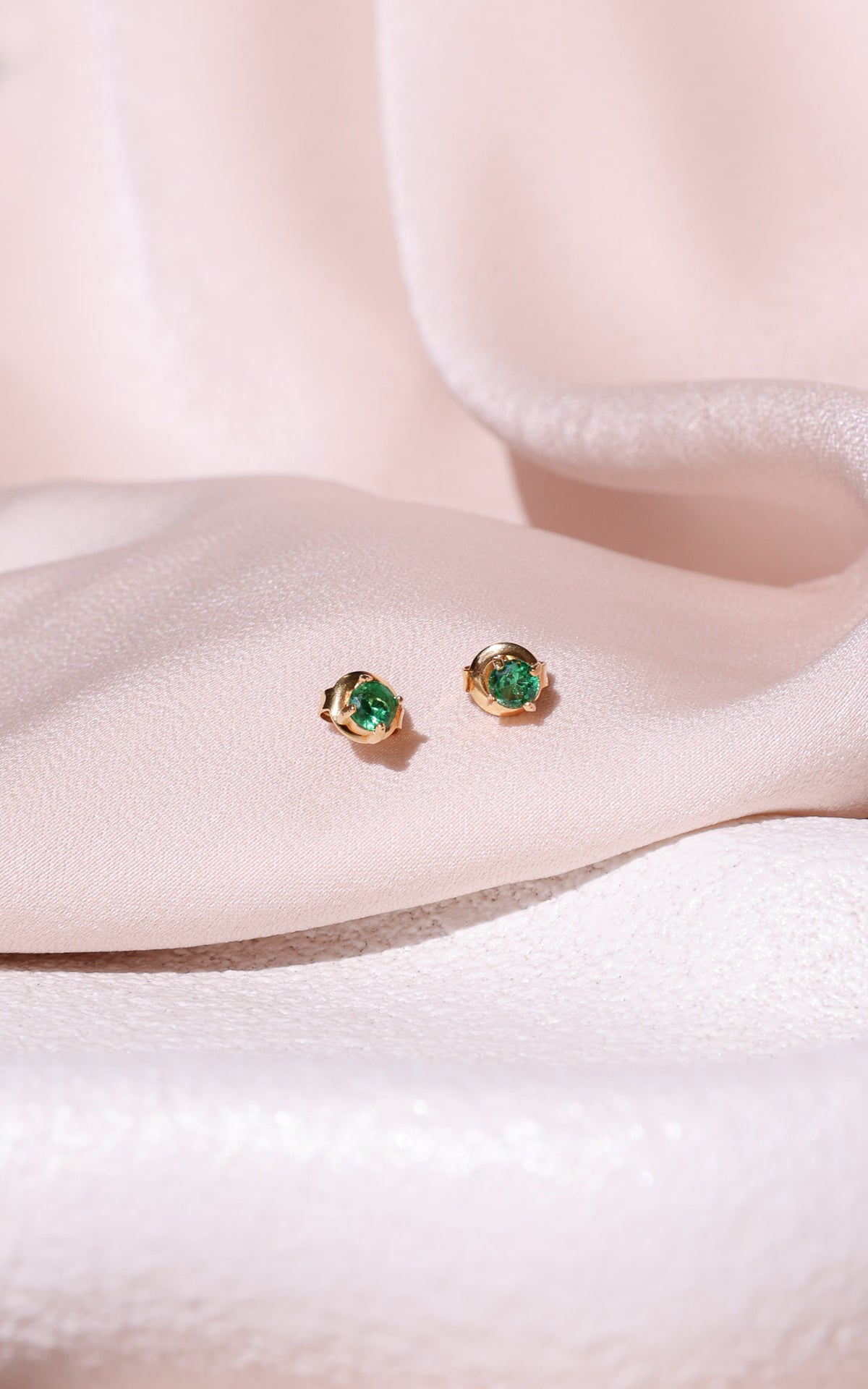Arnu Dainty Stud Earrings - Green Circle