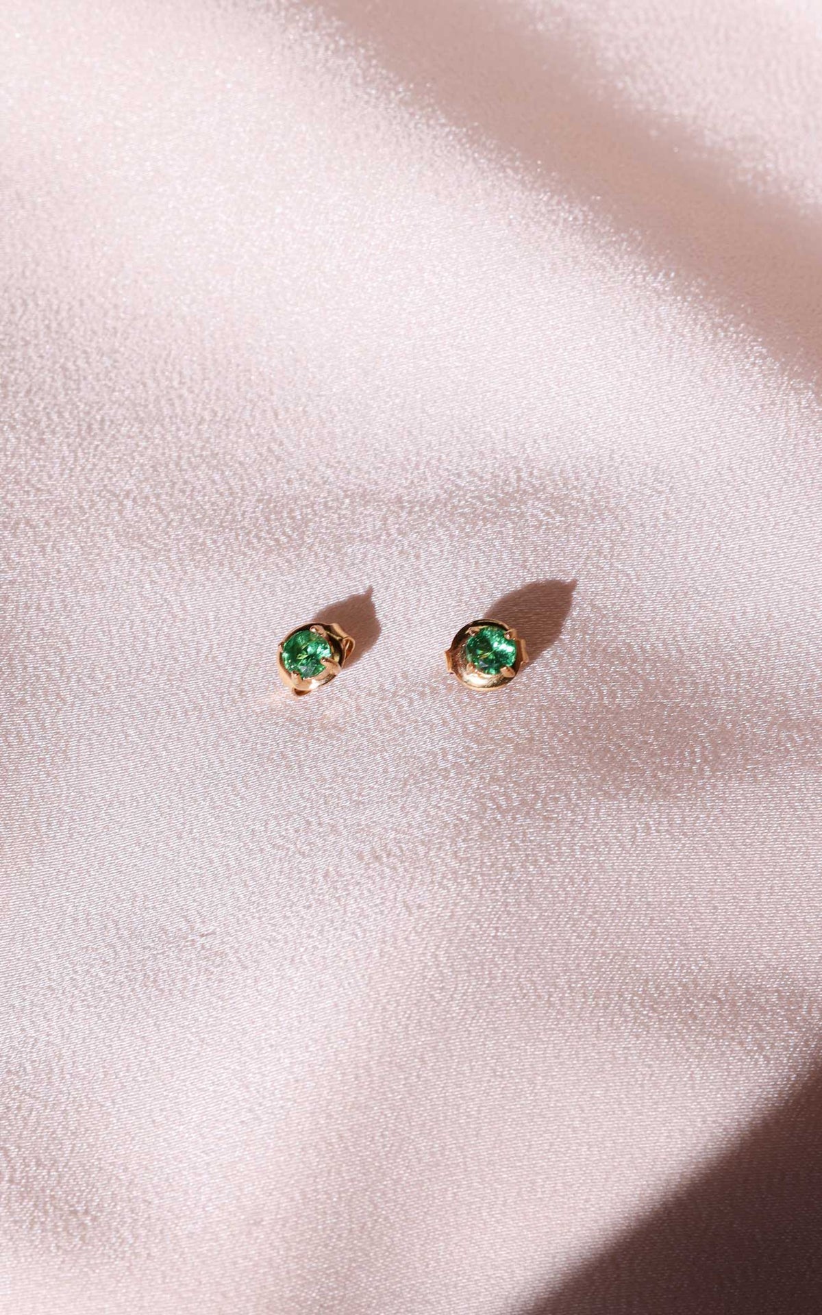 Arnu Dainty Stud Earrings - Green Circle
