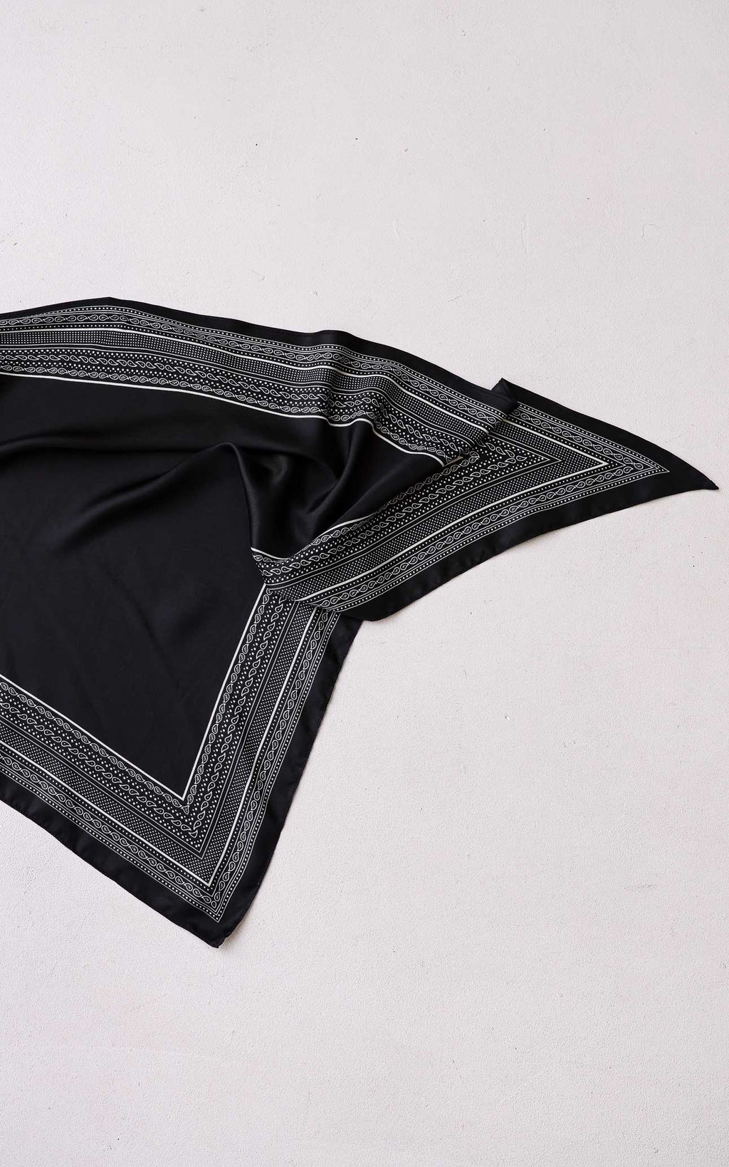 California Love Triangle Bandana - Black Paisley Border