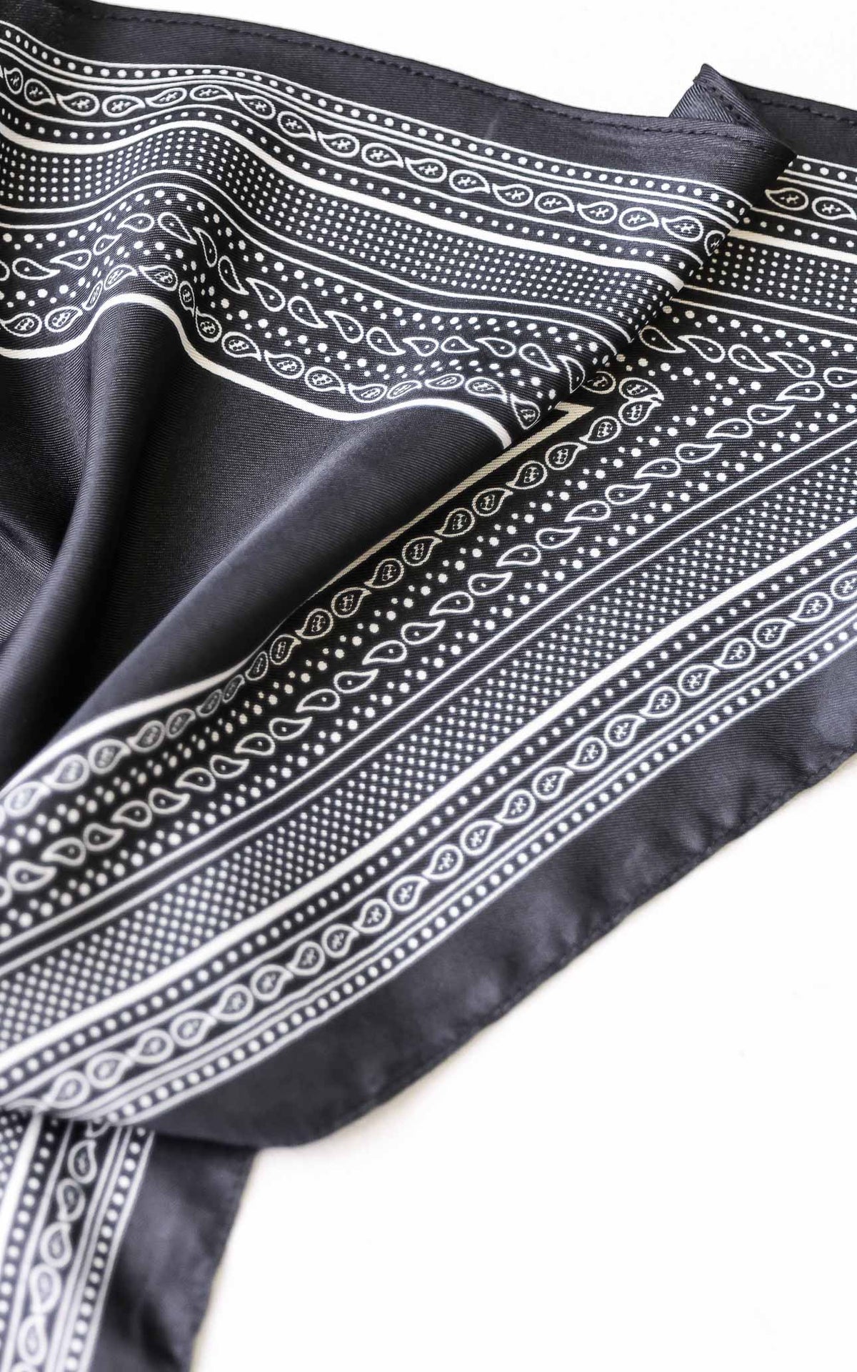 California Love Triangle Bandana - Black Paisley Border