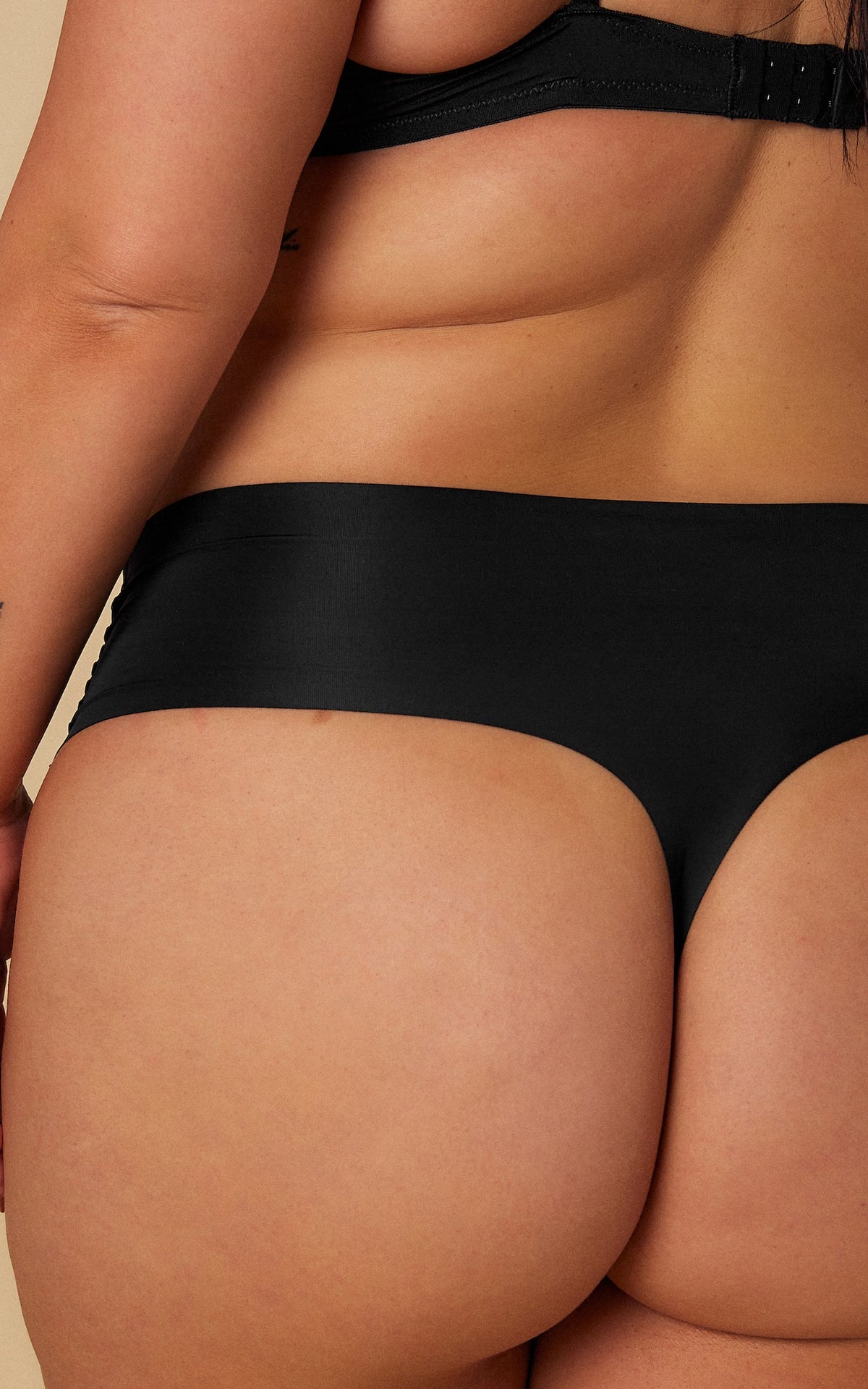 Nova Seamless Mid Rise Gstring - Black