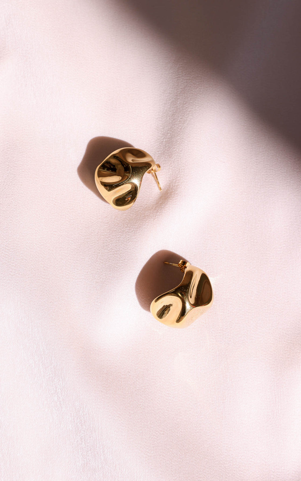 Tida Stud Earrings - Gold Curve Texture