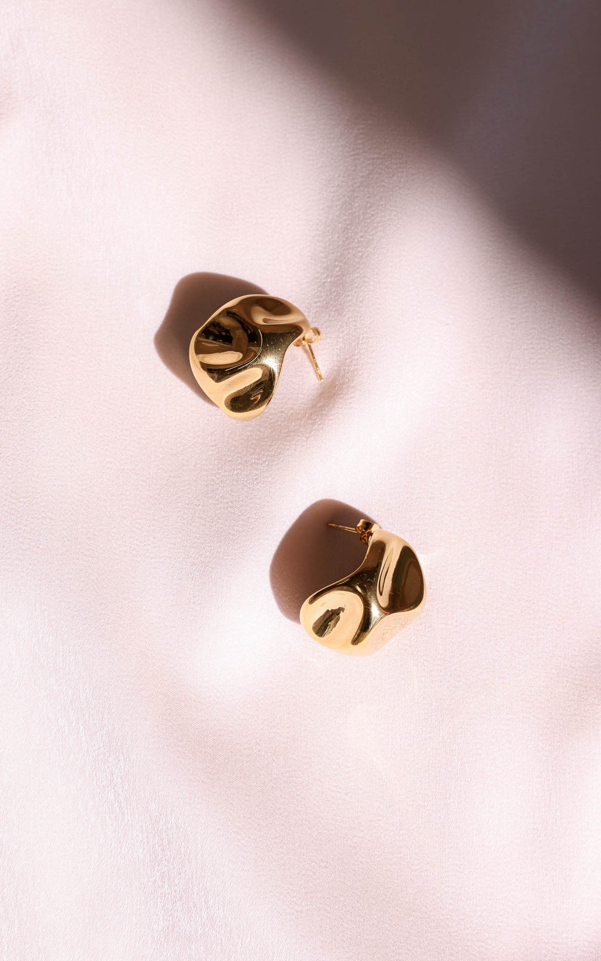 Tida Stud Earrings - Gold Curve Texture