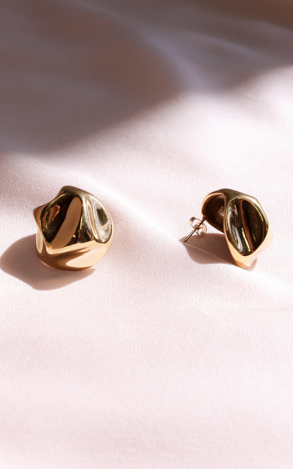 Tida Stud Earrings - Gold Curve Texture