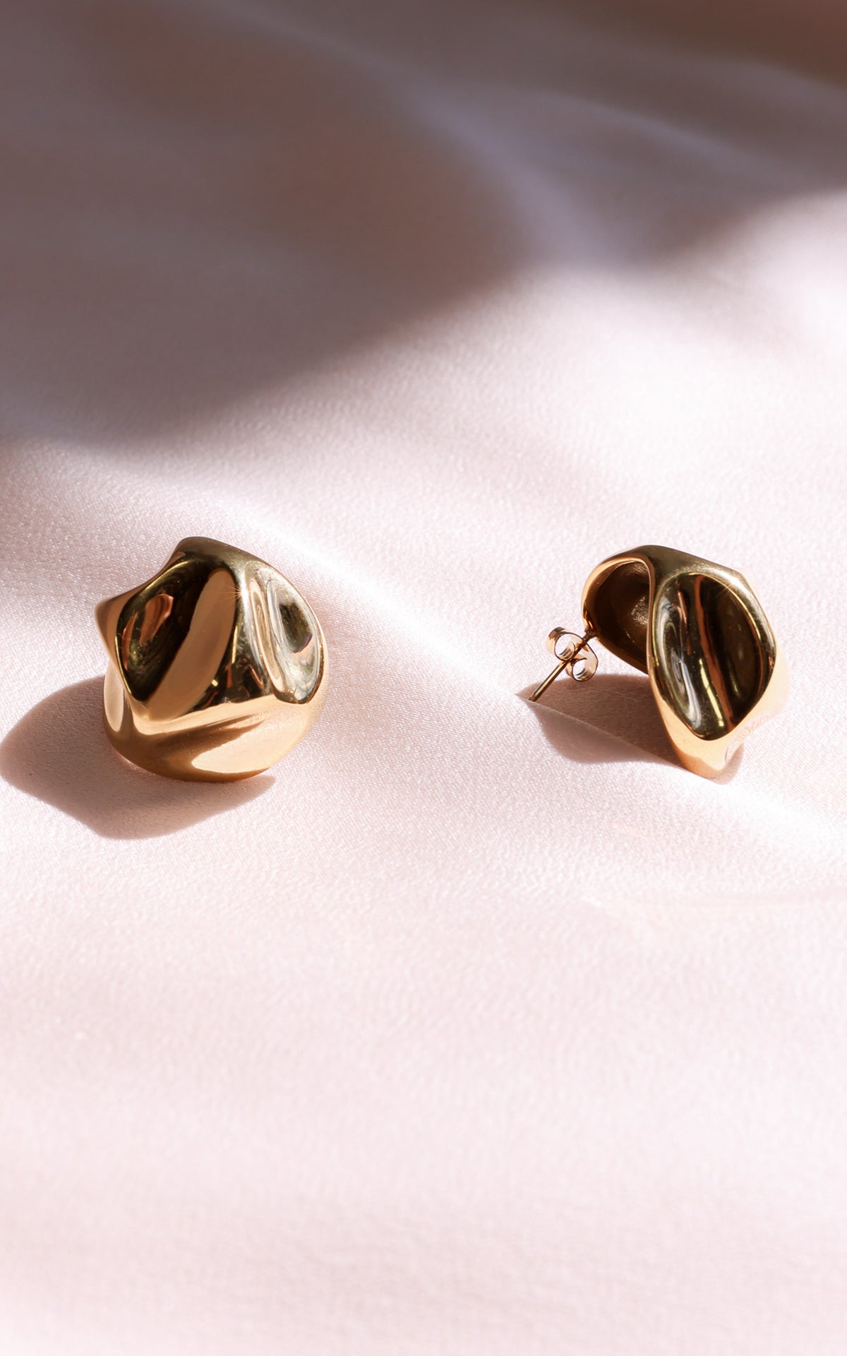 Tida Stud Earrings - Gold Curve Texture