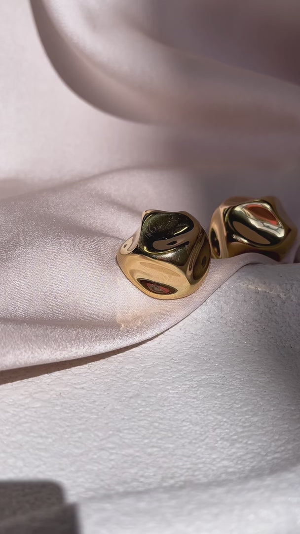 Tida Stud Earrings - Gold Curve Texture