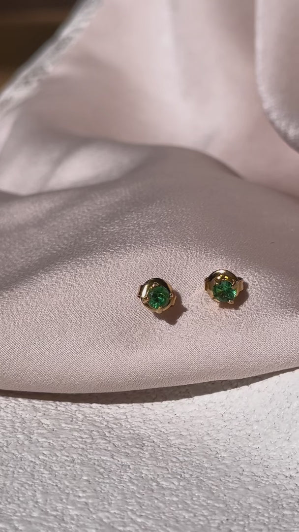 Arnu Dainty Stud Earrings - Green Circle